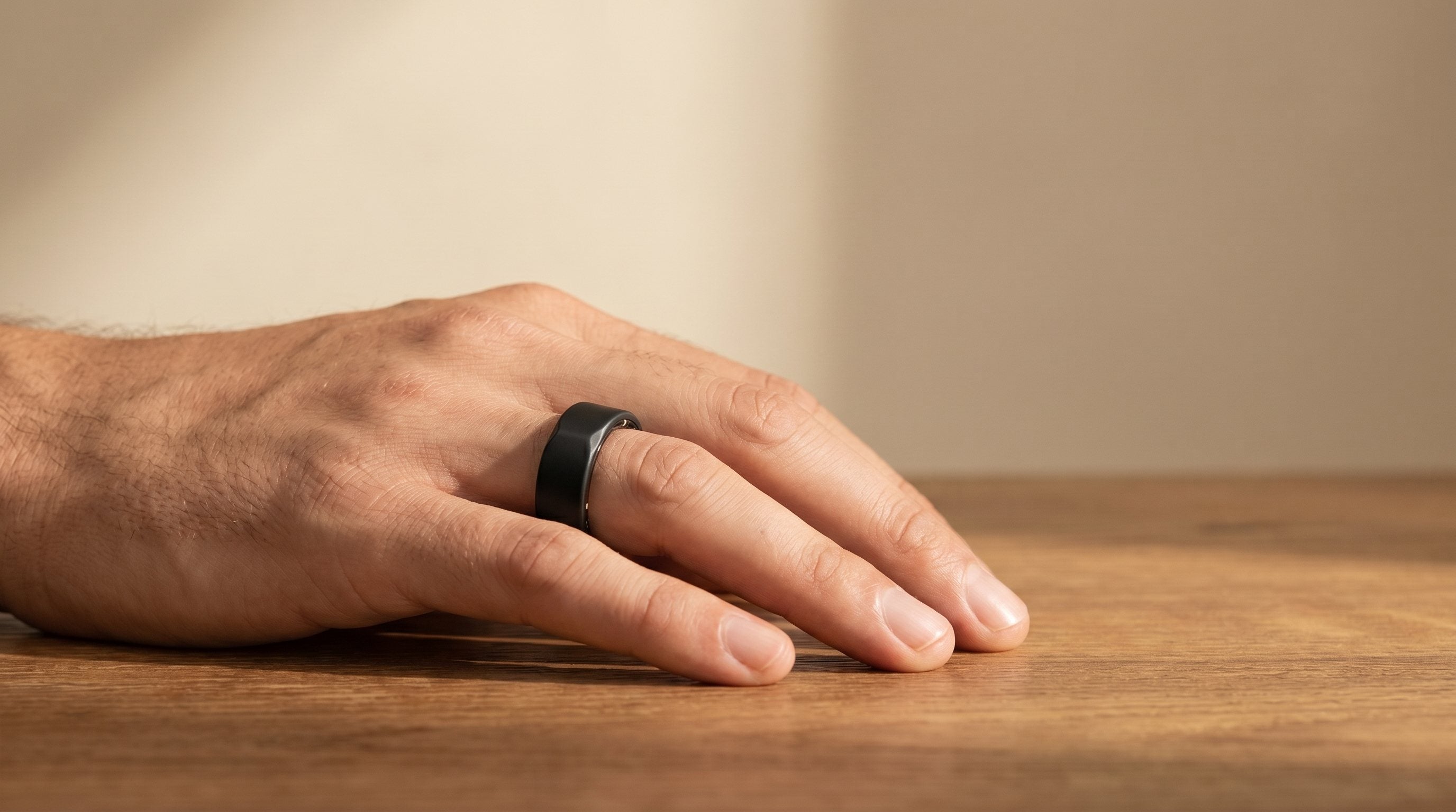 Aura Ring in matte black, on hand.